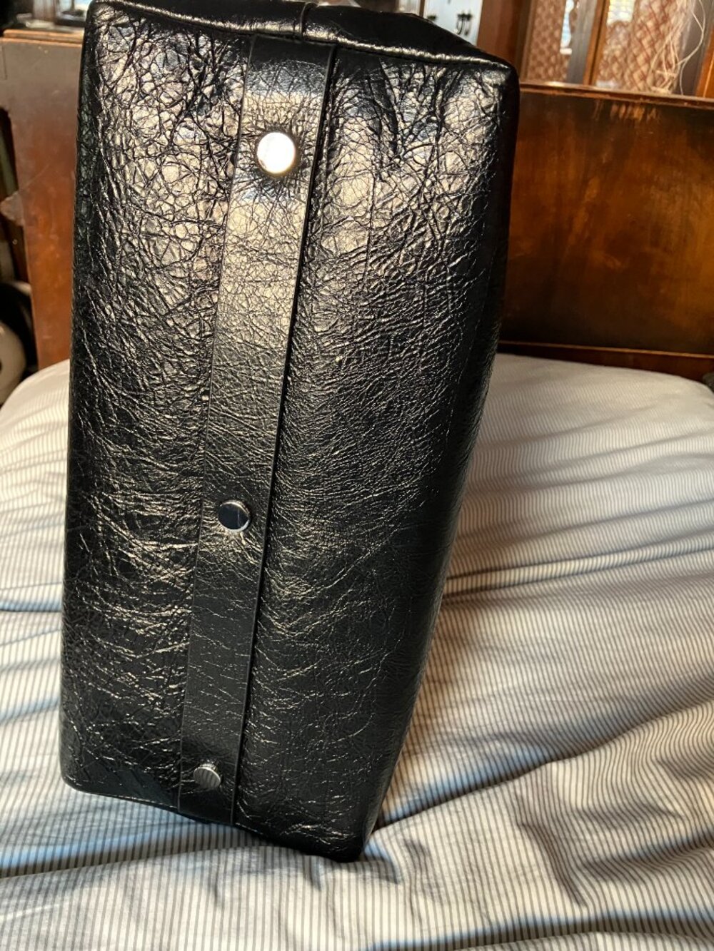 Tory Burch Larger Mercer Distressed Leather - Picture 2 of 13